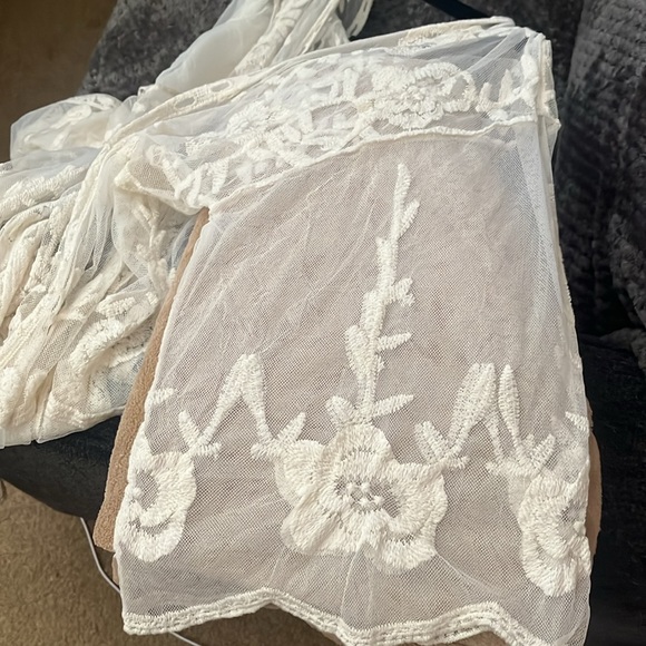 Laura Conrad Sheer Cream Lace Duster OS. - Picture 4 of 5